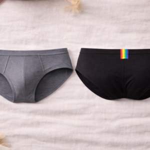 Grauer und schwarzer Herren-Slip mit kleinem Regenbogendruck