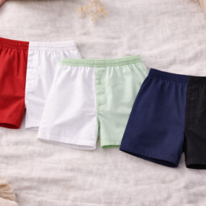 drei Boxershorts in Rot, Weiß, Mintgrün und Dunkelblau